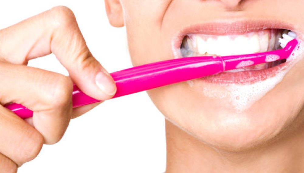 gros plan de femme qui se brosse les dents gros plan de femme qui se brosse les dents